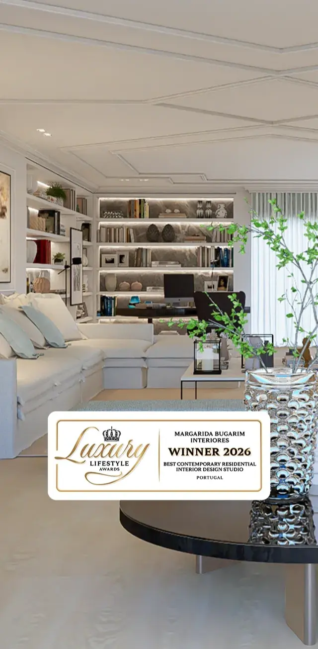 Decoração de interiores em de sala em apartamento com apontamentos estruturais clássicos e mobiliário contemporâneo