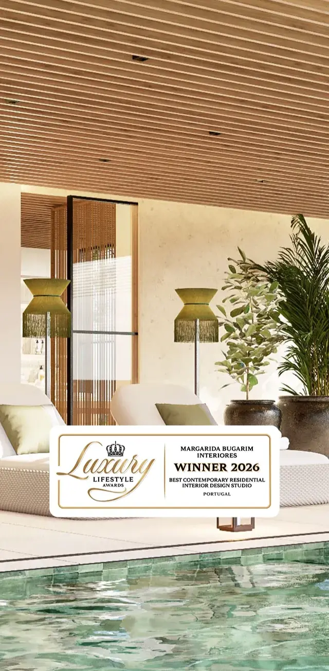 Arquitetura de interiores de piscina interior revestida com azulejos verdes, com zona de espreguiçadeiras decorada com quadro a preto e branco 