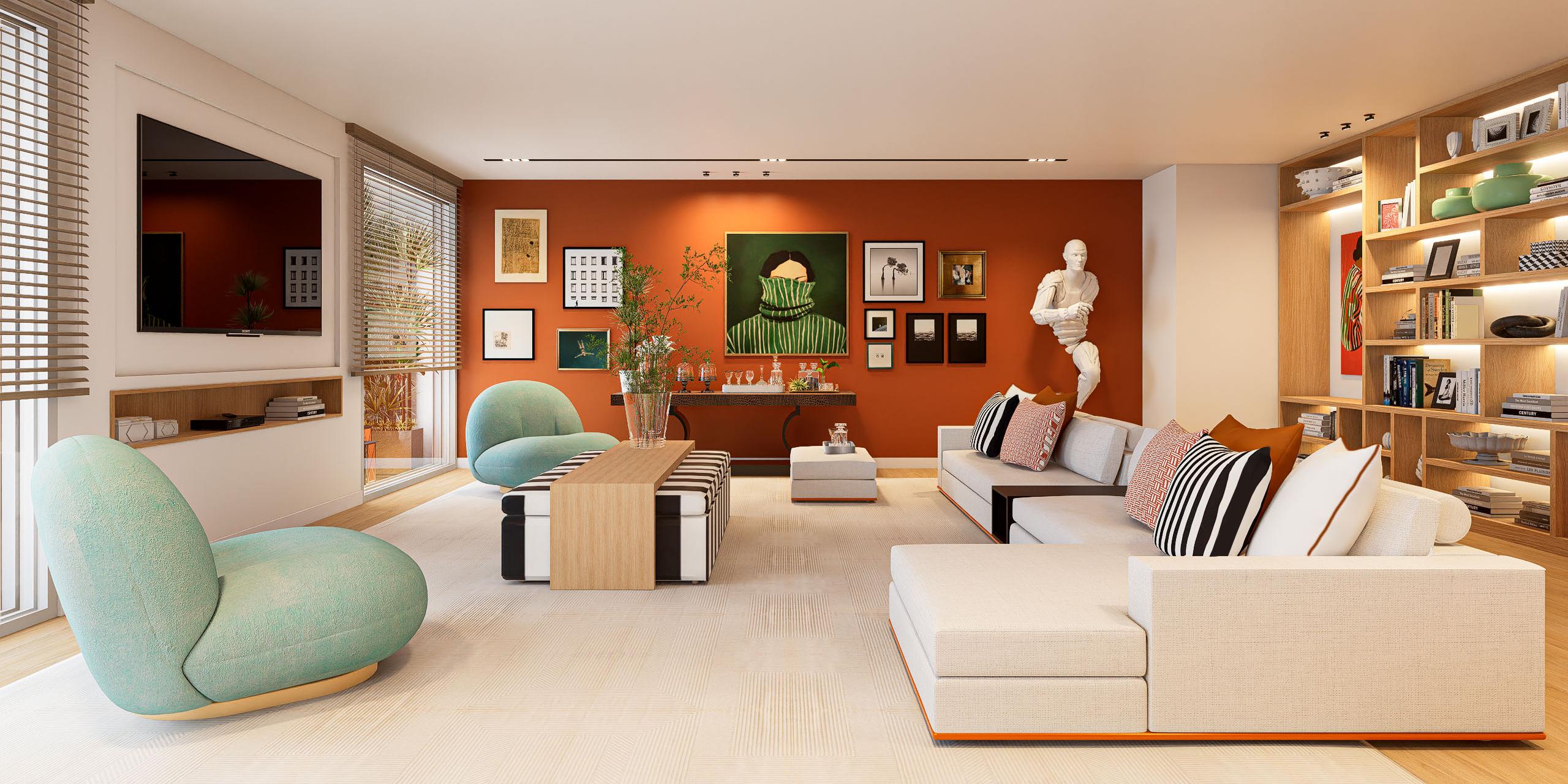 Ampla sala com sofás contemporâneos brancos e cadeirões verde água, parede de fundo pintada a laranja com quadros de vários estilos