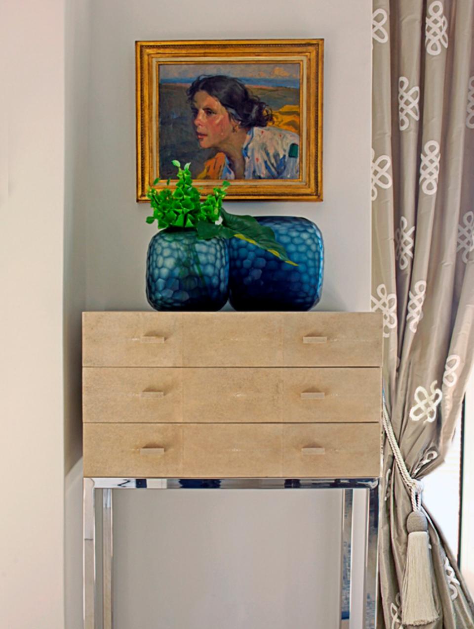 Quadro sobre aparador desenhado por Margarida Bugarim para a sala de jantar de um palacete