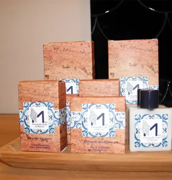 Amenities em embalagens em cortiça e iconografia de azulejos tradicionais - design e logotipo desenvolvidos pela Margarida Bugarim Interiores