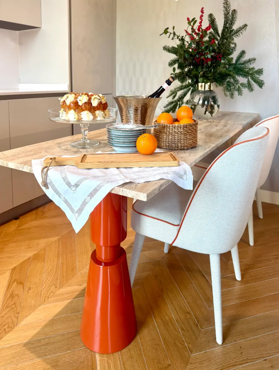 Mesa de jantar em pedra e com pé lacado laranja desenhados por medida por Margarida Bugarim para decoração de apartamento de luxo em Lisboa