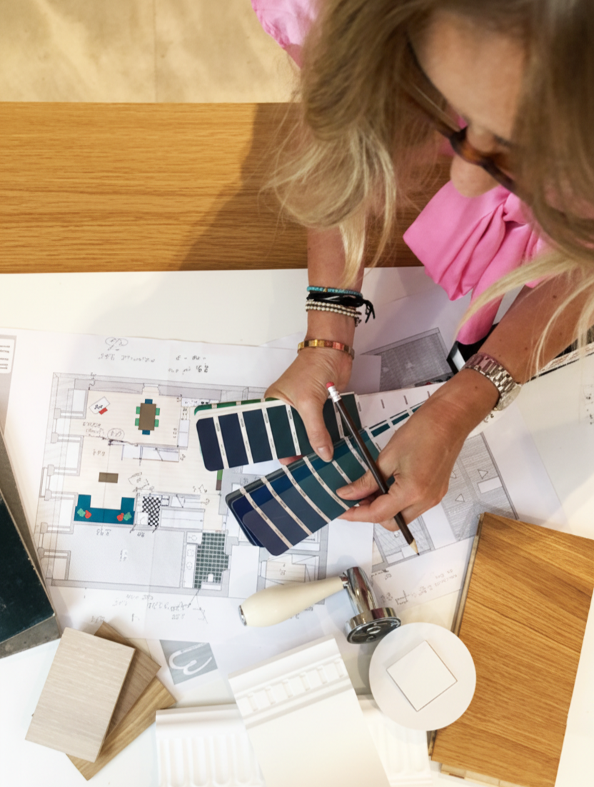 Arquiteta Margarida Bugarim a escolher cores de tinta e madeiras para um projeto de arquitetura de interiores