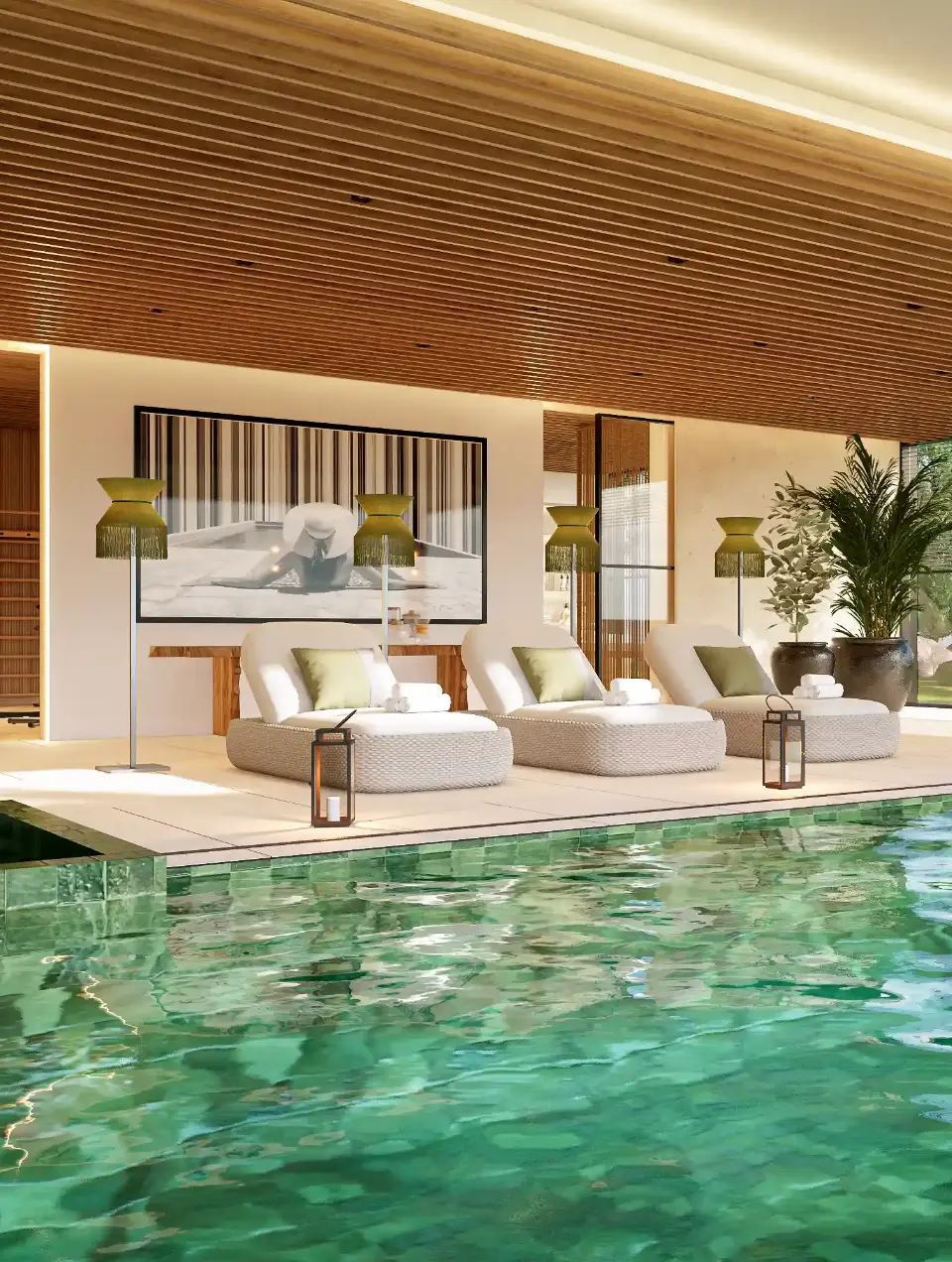 Zona de piscina interior com grandes janelas para exterior, piscsina revestida a azulejos verdes e zona de espreguiçadeiras com teto de madeira ripado