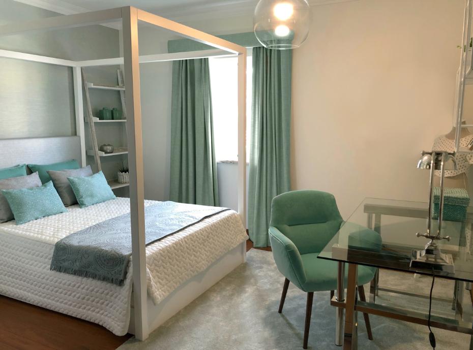 Decoração de quarto de jovem em tons de verde e cinza.