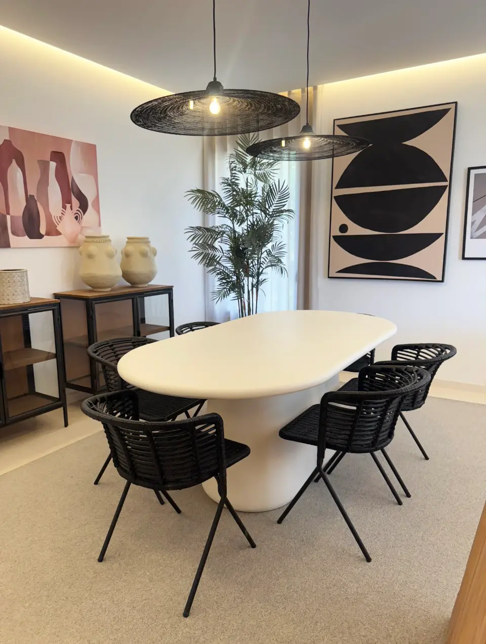 Sala de jantar com sanca iluminada no teto e luminárias pendentes sobre a mesa de jantar