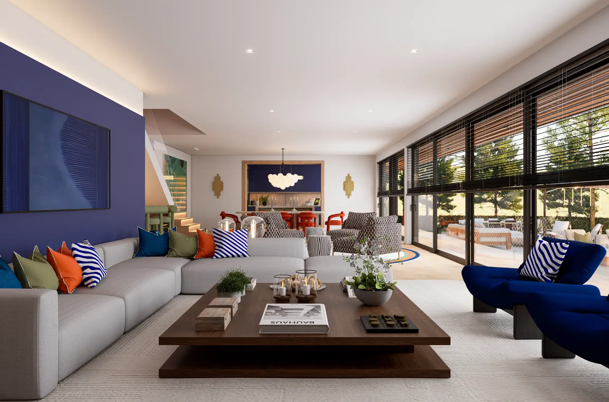 Decoração de sala de estar em tons neutros com parede apainelada a azulescuro. Pinceladas de verde, laranja e azul nos detalhes decorativos.