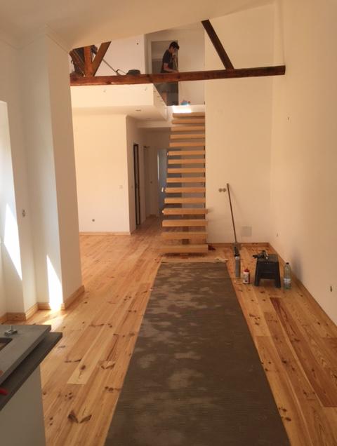 Obra de um apartamento duplex em Lisboa com tábua corrida no pavimento e mezzanine