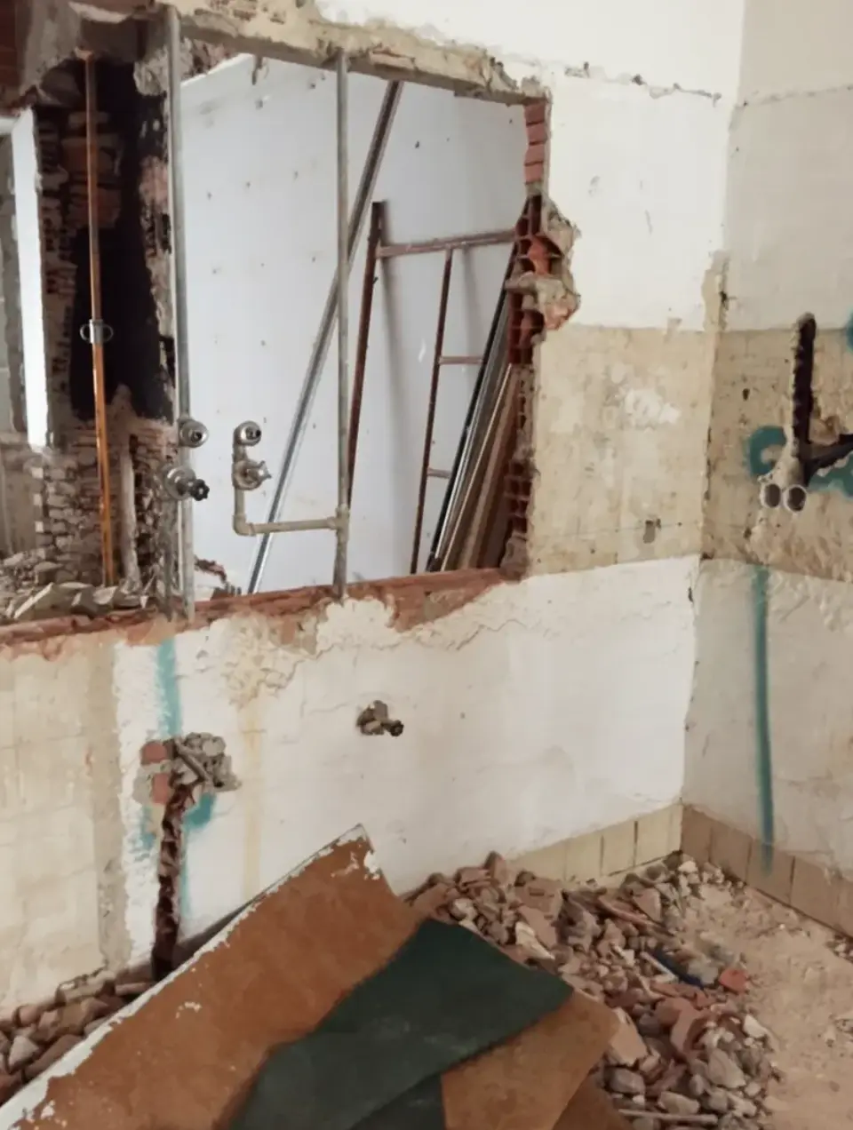 Opening in the wall with a serving hatch from the kitchen to the living room as part of a complete apartment renovation project