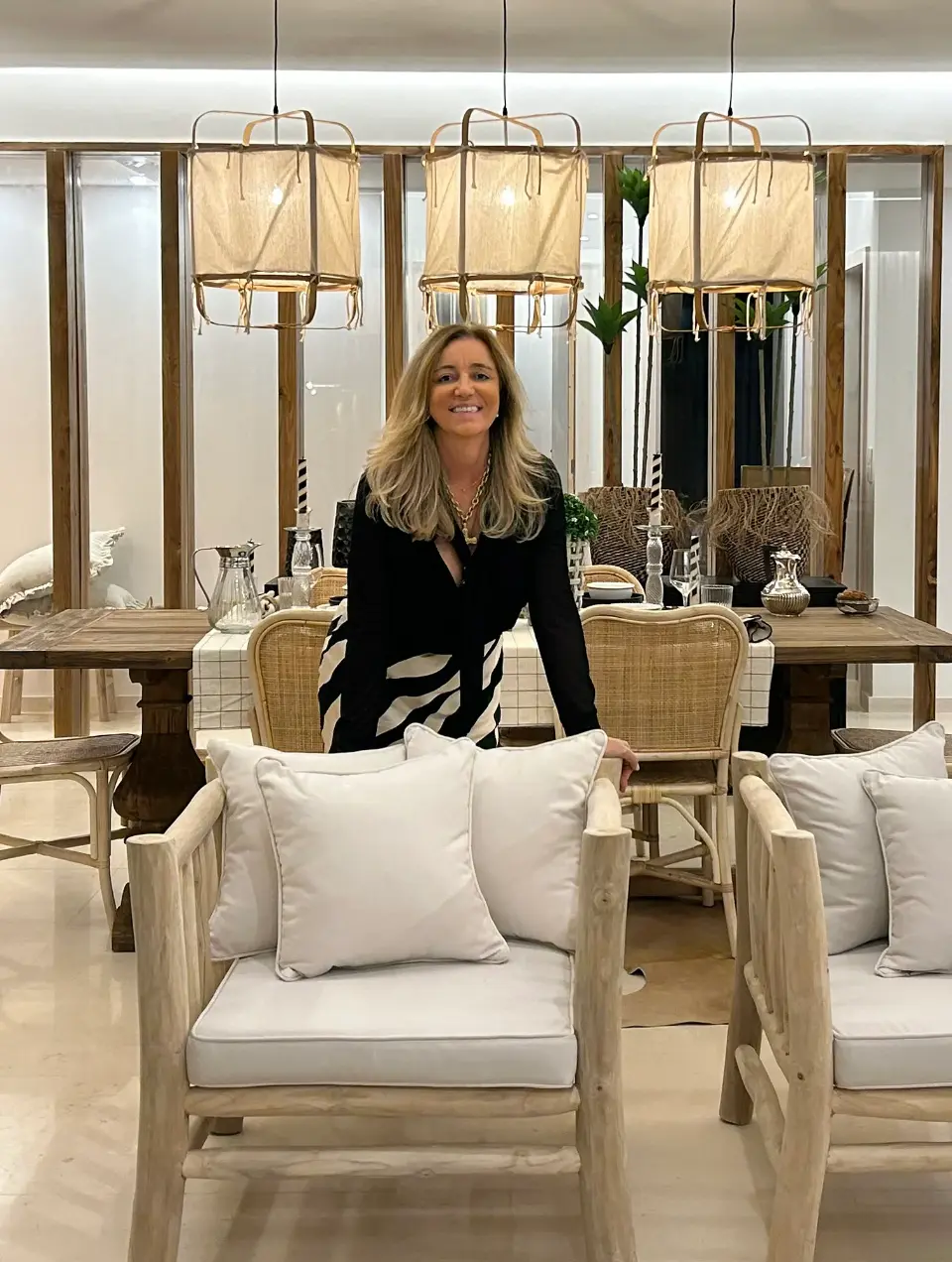 Retrato da Arquiteta de Interiores Margarida Bugarim num apartamento com decoração descontraída projetado pelo atelier no Estoril 