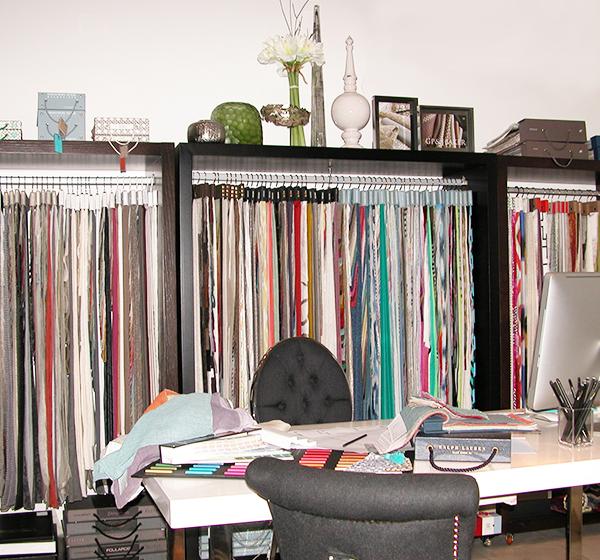 Sala de reuniões com centenas de amostras de tecido e papel de parede que escolhemos para os projetos de de decoração de interiores