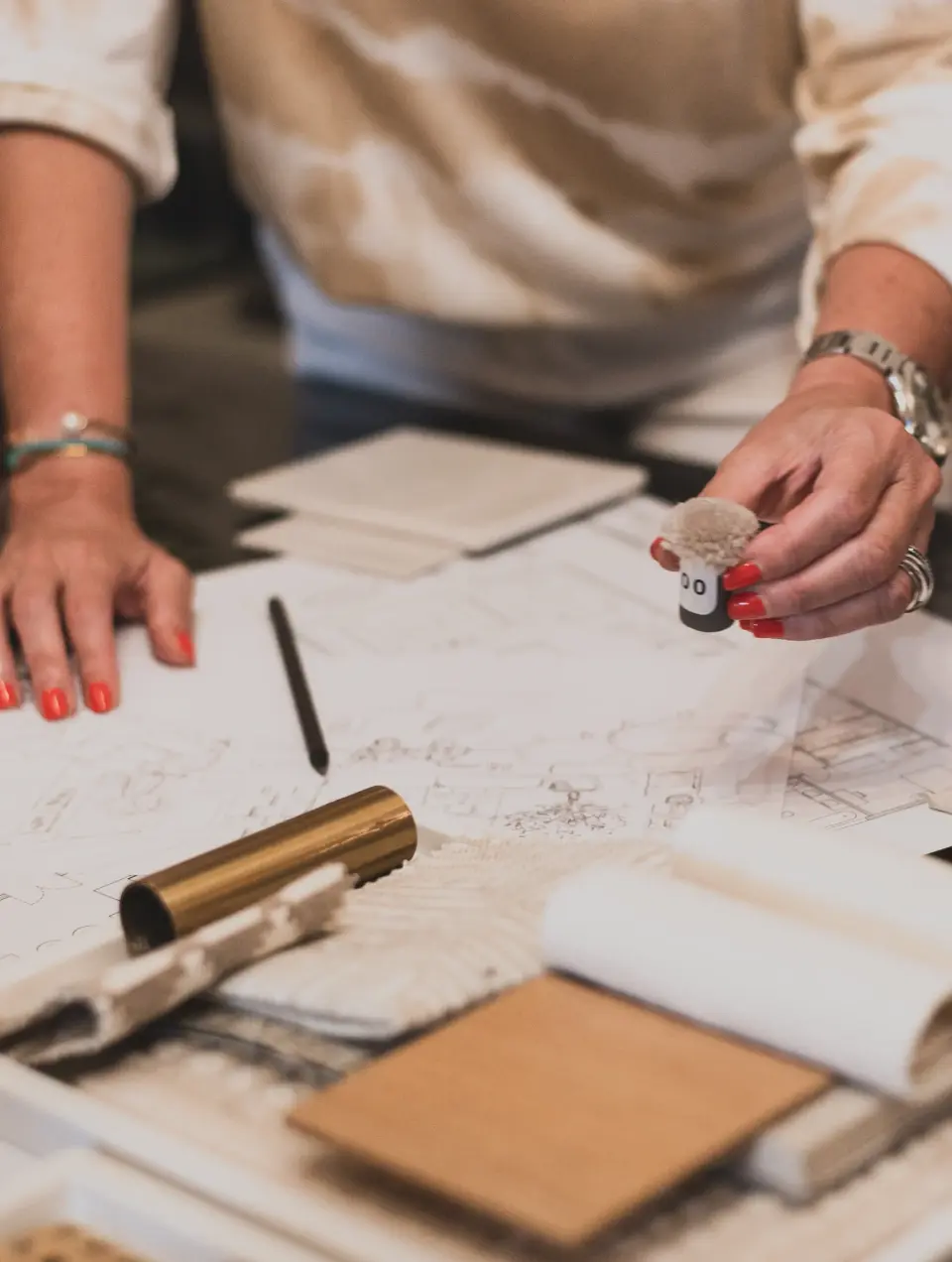 Margarida Bugarim a trabalhar na escolha de acabamentos para o projeto de decoração de interiores de um apartamento em Lisboa