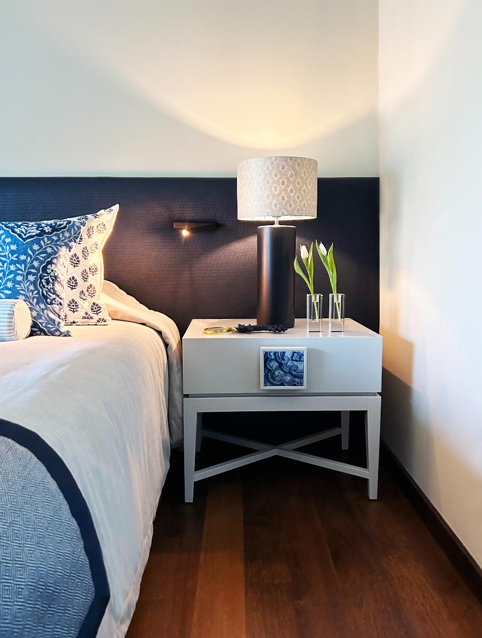 Decoração de quarto jovem em tons de azul e beige em apartamento em Sintra.
