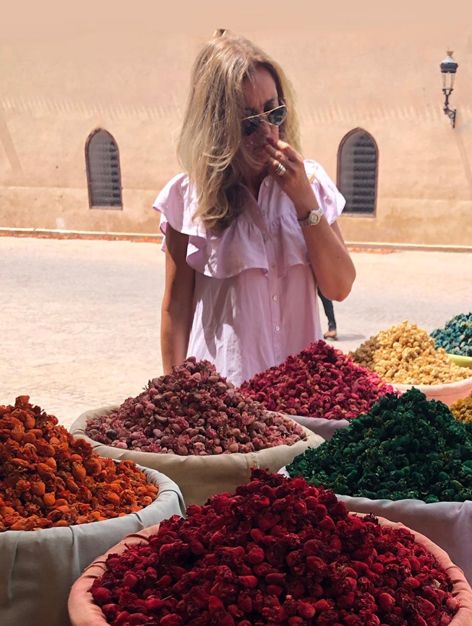 Arquiteta de interiores Margarida Bugarim rodeada das cores, texturas e aromas das especiariarias num bazar em Marrocos.