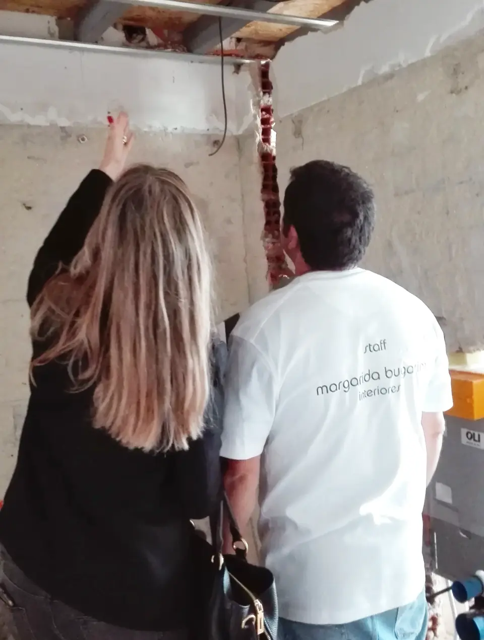 Arquiteta de Interiores Margarida Bugarim a explicar uma obra ao mestre de obras