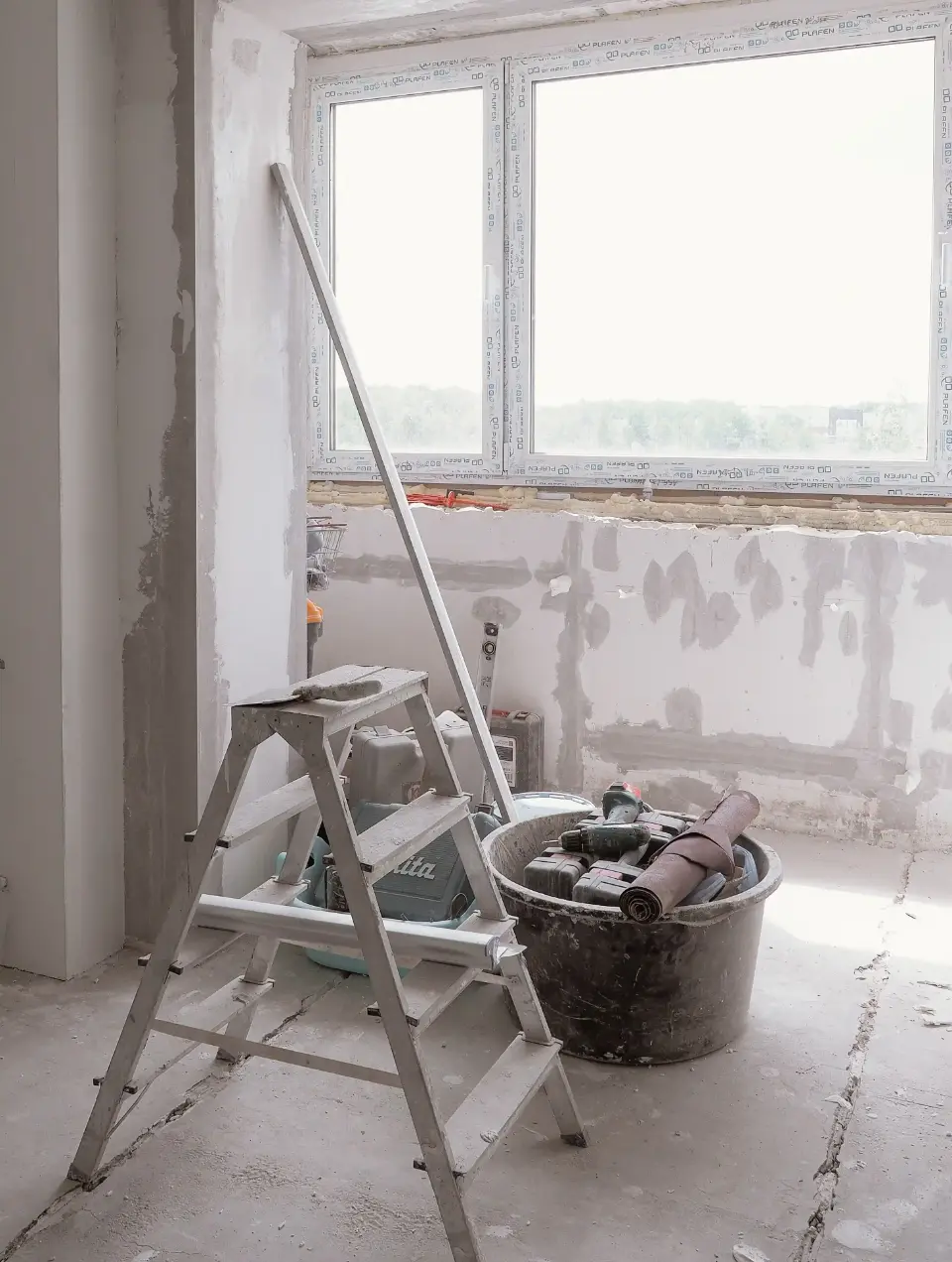 Apartment renovation in Lisbon, including replacement of windows and flooring