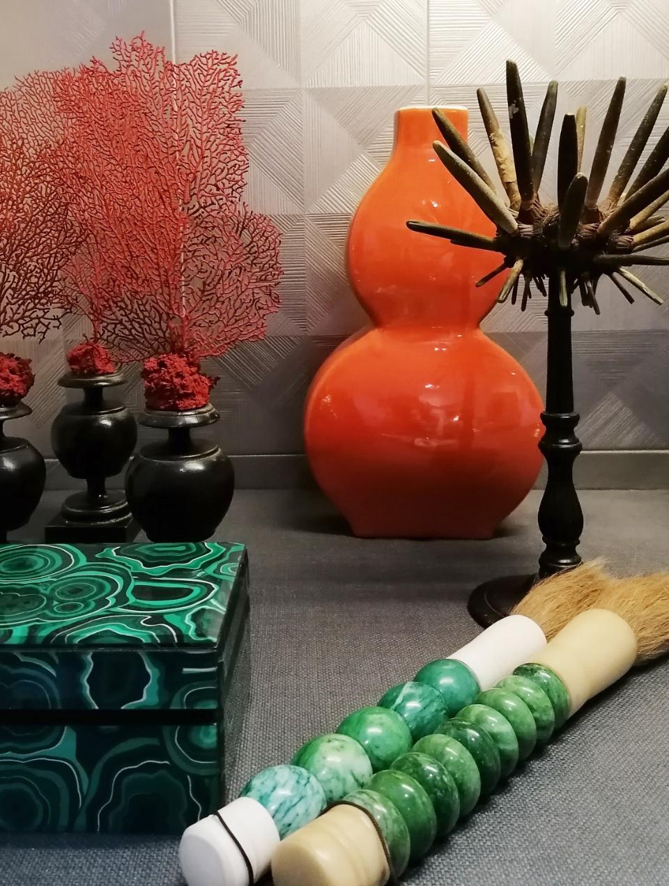 Pinceis de jade, caixas de malaquite, corais e um ouriço do mar, peças únicas que compõe um recanto decorado por Margarida Bugarim