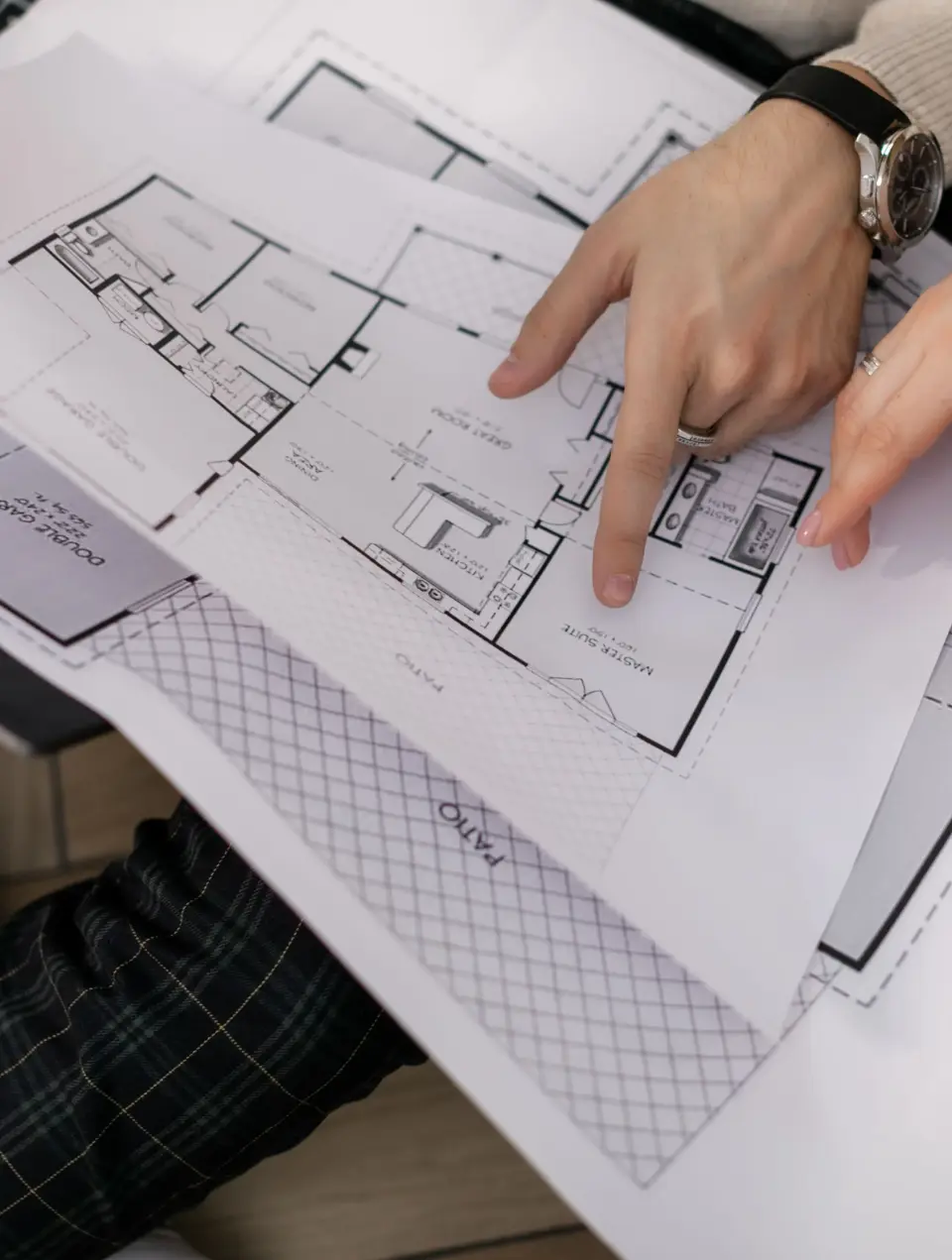 Planta impressa de imóvel para remodelação a ser estudada pela equipa da Margarida Bugarim Interiores