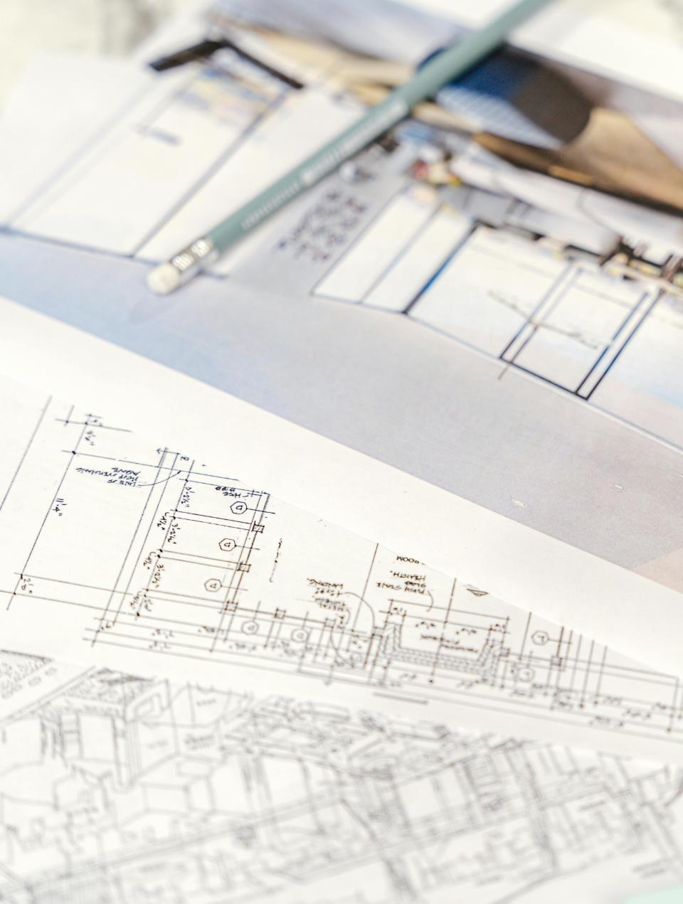 Estudo de plantas e layouts para uma obra de arquitetura de interiores.