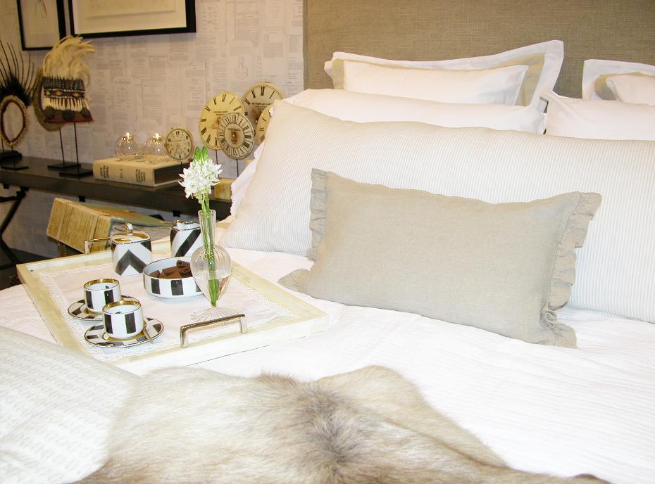 Decoração de quarto com tons suaves e materiais naturais como linho e algodão