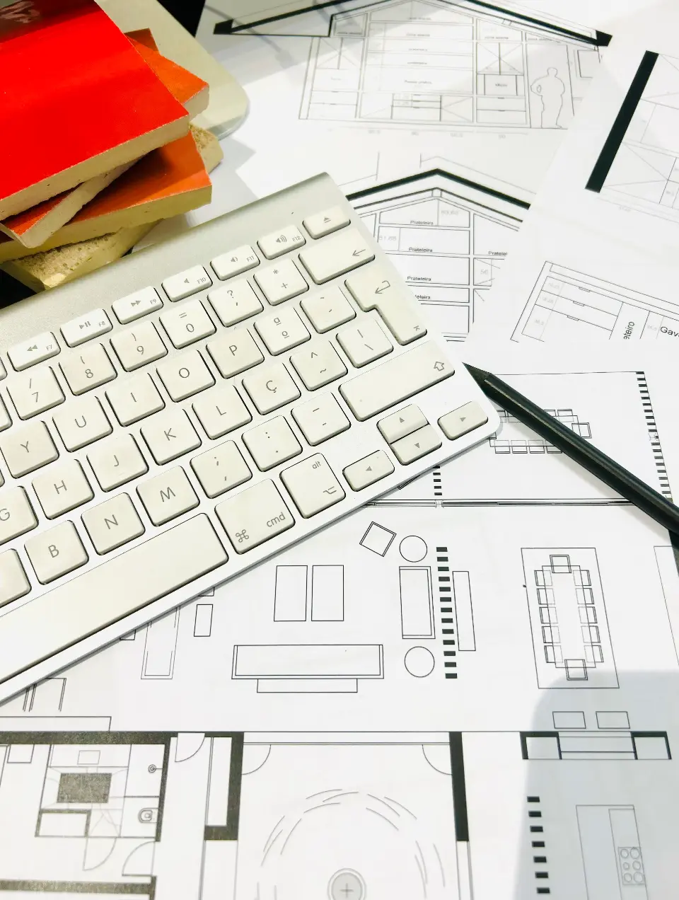 Estudi de plantas, alçados e materiais para um projeto de arquitetura de interiores e decoração luxo.