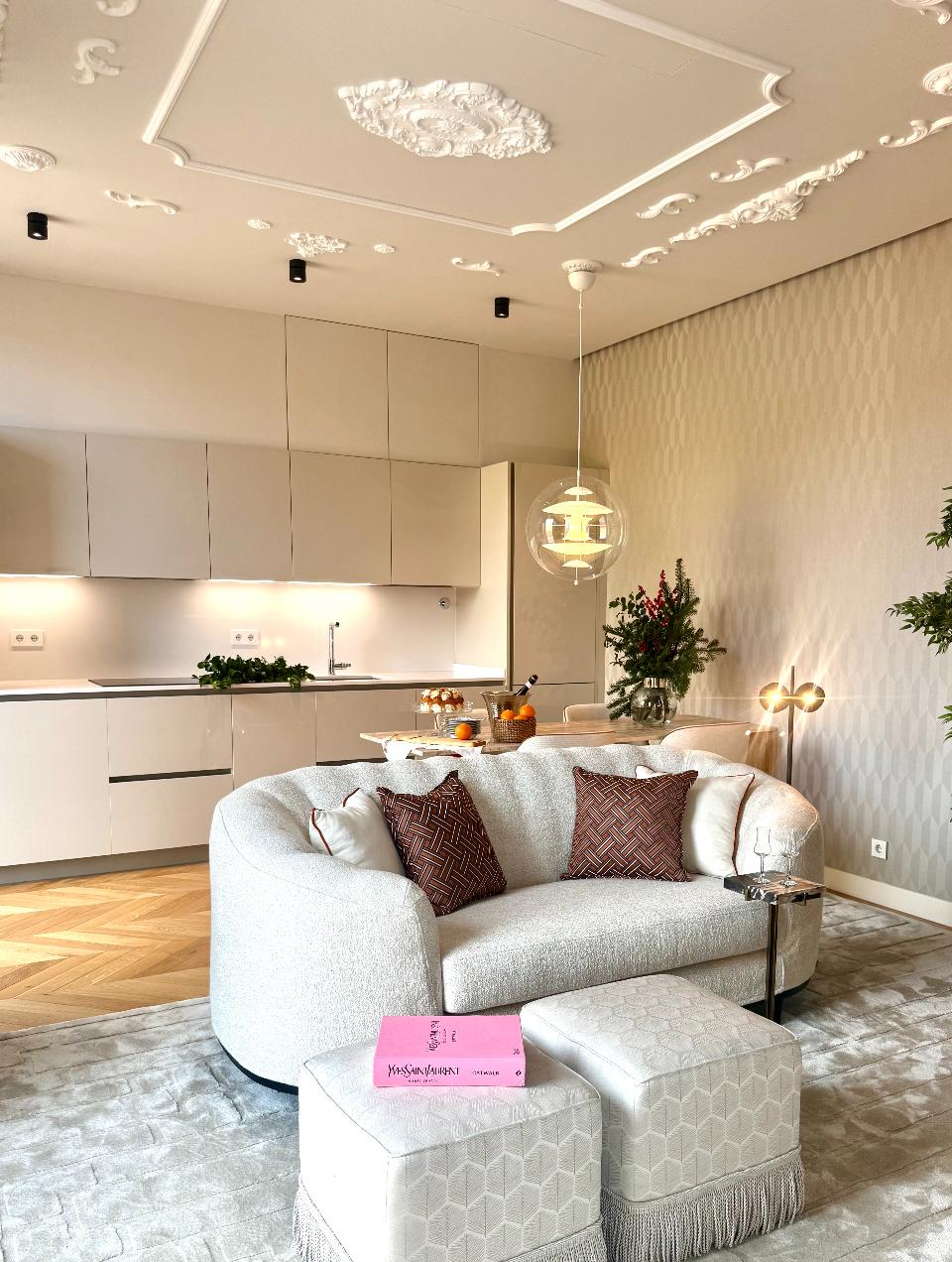 Sala de apartamento com teto decorado com gessos em Lisboa