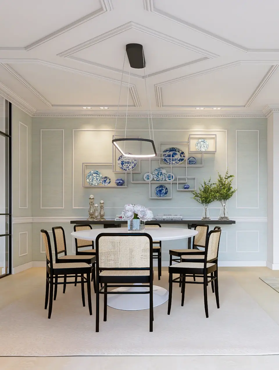 Sala de jantar com mesa branca, cadeiras de palhinha pretas e parede de fundo revestida a palhinha azul clara com frisos decorativos brancos
