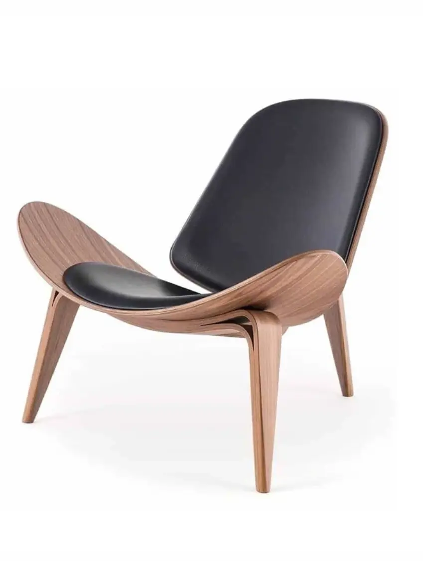 Cadeira icone do design Shell Chair em madeira  e estofo em pele