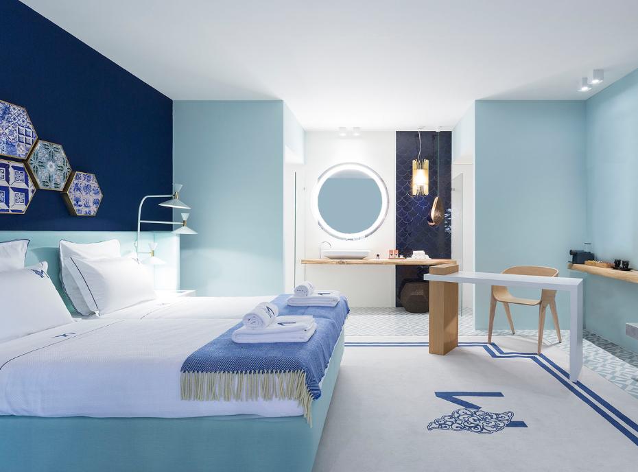 Decoração de quarto com tons serenos e materiais naturais.