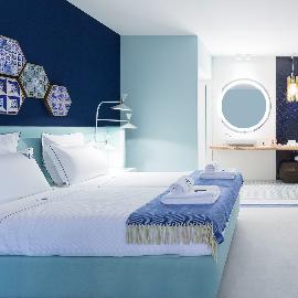 Decoração de quarto com tons serenos e materiais naturais.