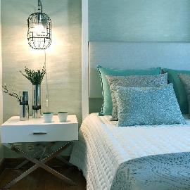 Decoração de quarto de jovem em tons de verde e cinza.