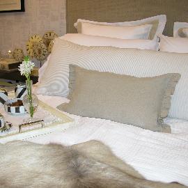 Decoração de quarto com tons suaves e materiais naturais como linho e algodão