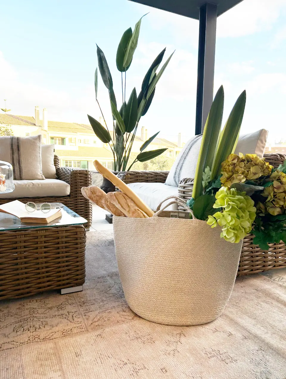 Decoração de terraço com sofás e cadeirões de ratan