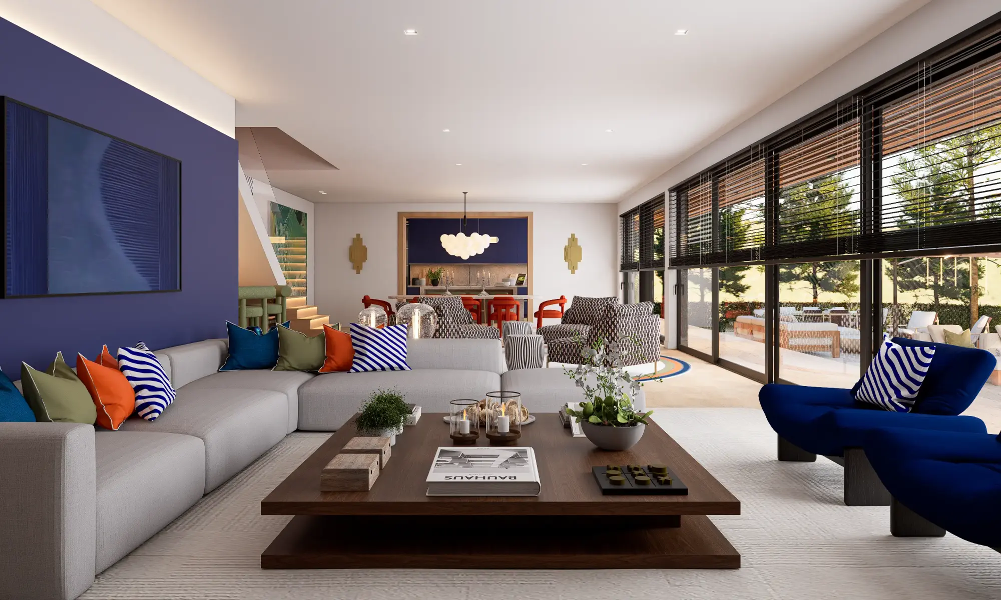 Sala de estar com sofá cinza, parede apainelada a azul escuro e mesa de centro quadrada em nogueira, cadeirões azuis e almofadas variadas