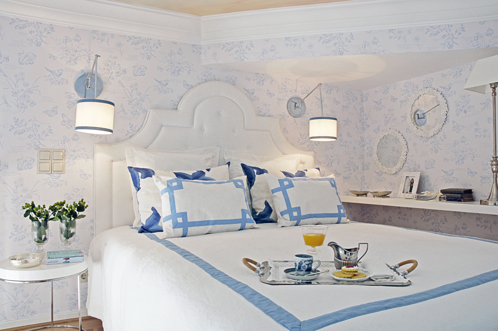 Decoração de quarto clássica, leve e feminina em branco e azul.