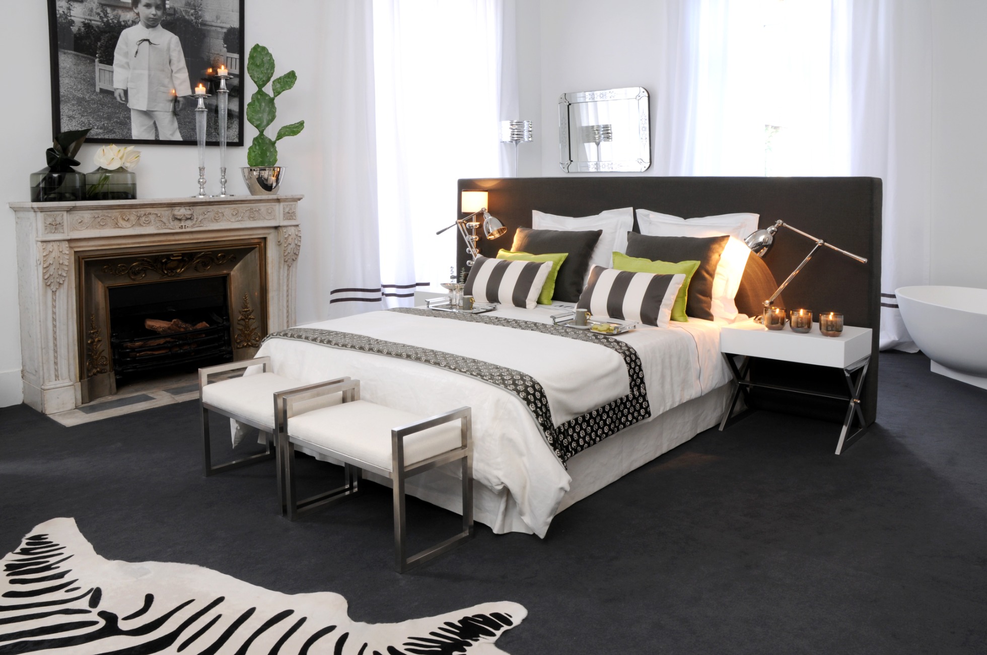 Projeto de decoração de suite em tons de cinza escuro e branco, um ambiente sóbrio e intemporal.