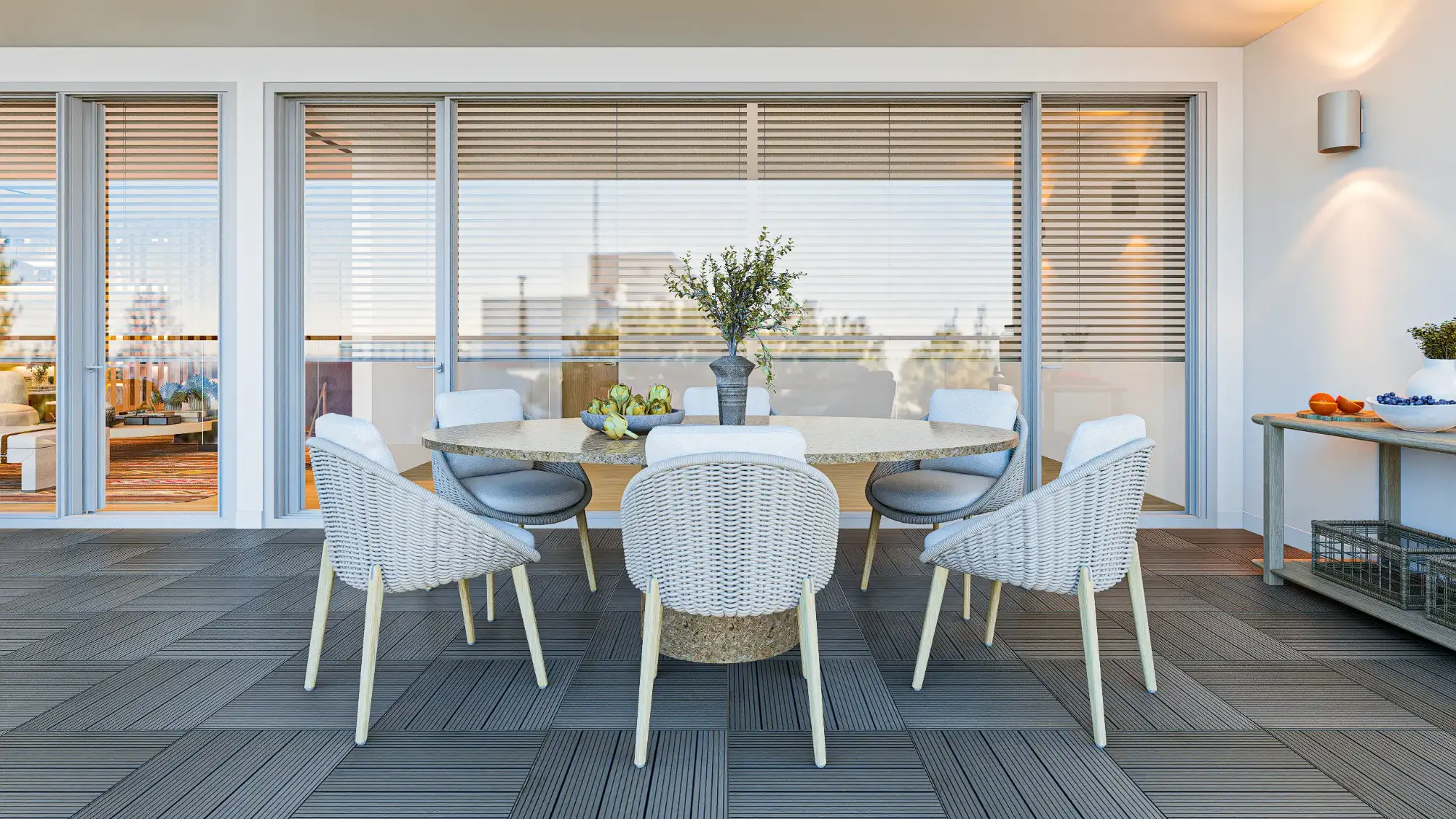 Terraço com decoração contemporânea, mesa oval em pedra e cadeiras em corda, pavimento em deck