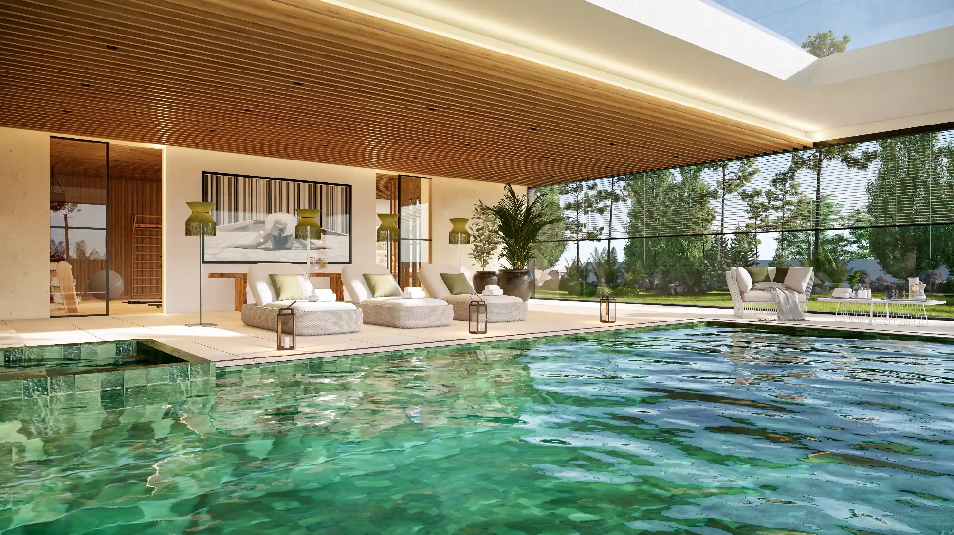 Piscina interior revestida com azulejos verdes, à volta zona de espreguiçadeiras, teto em ripado de madeira com claraboia enorme sobre a piscina