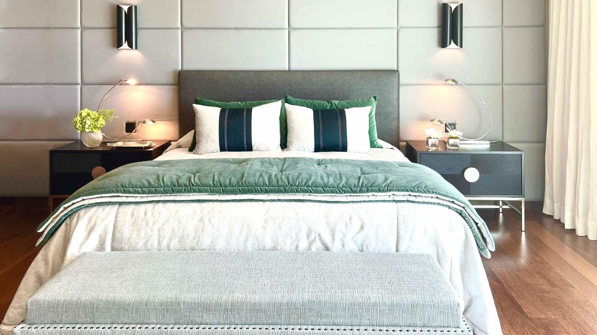 Projeto de design de interiores de quarto contemporâneo com parede estofada cinzenta e decoração em tons de verde e cinza