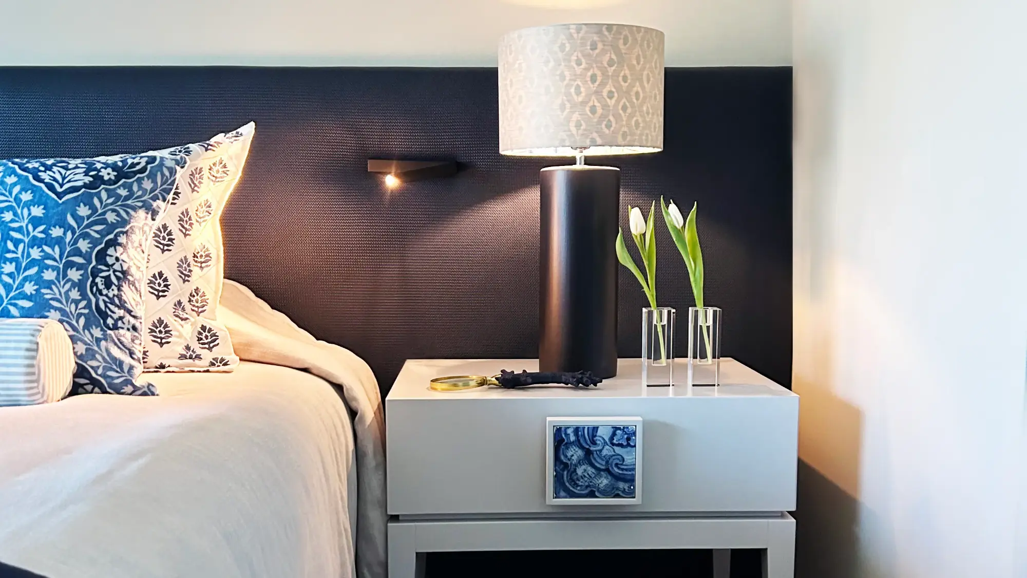 Mesa de cabeceira branca com candeeiro moderno e detalhes em azul – design de quarto jovem com decoração elegante e contemporânea